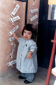 Foto: Naiara en el colegio, con un papelo con su nombre en la mano